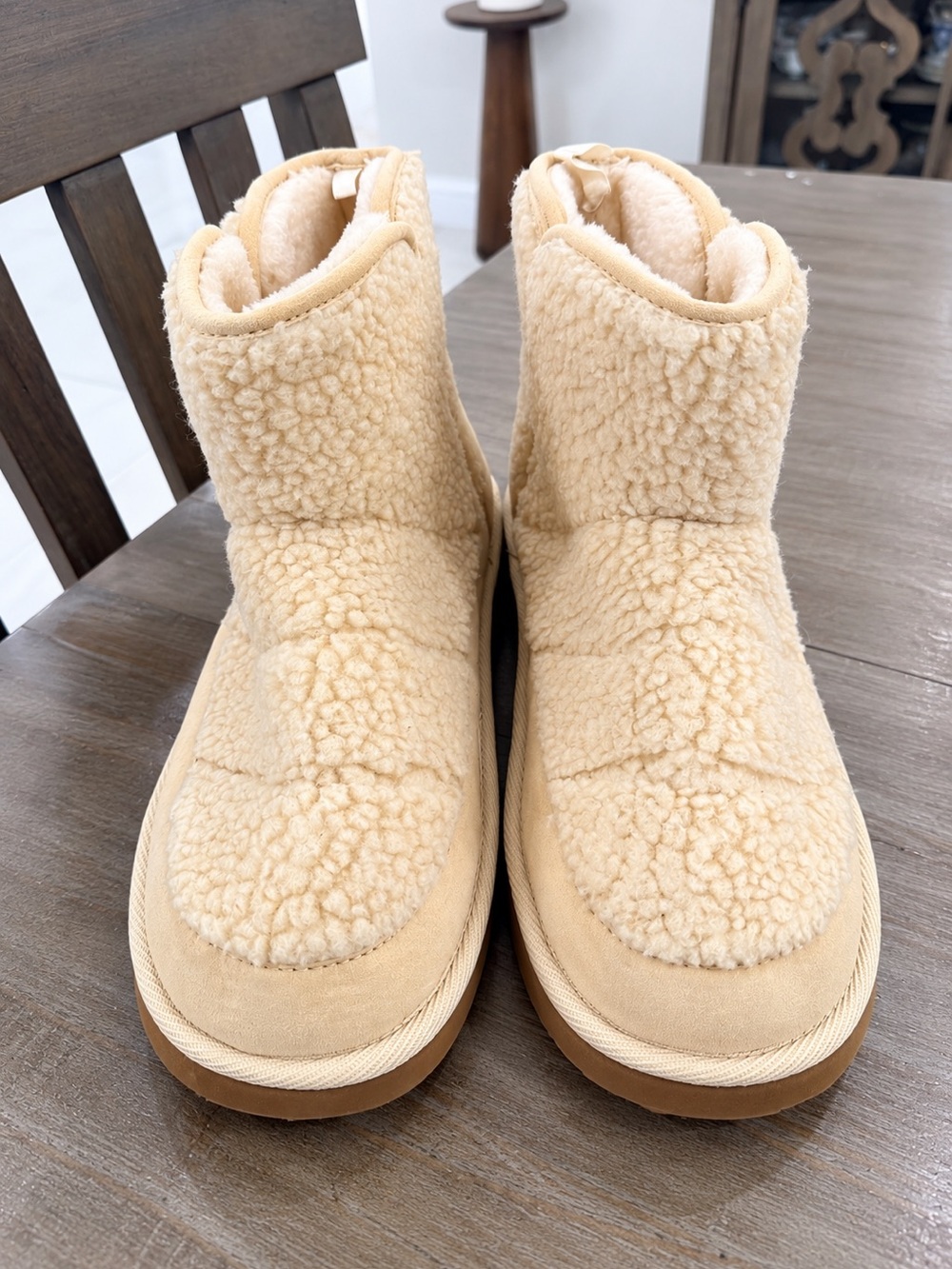 Old Navy Women’s Cream Faux Shearling Ankle Boots – Size 7